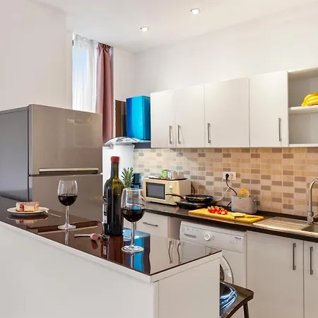 Uni88 Apartments Hotel アパートホテル 4*